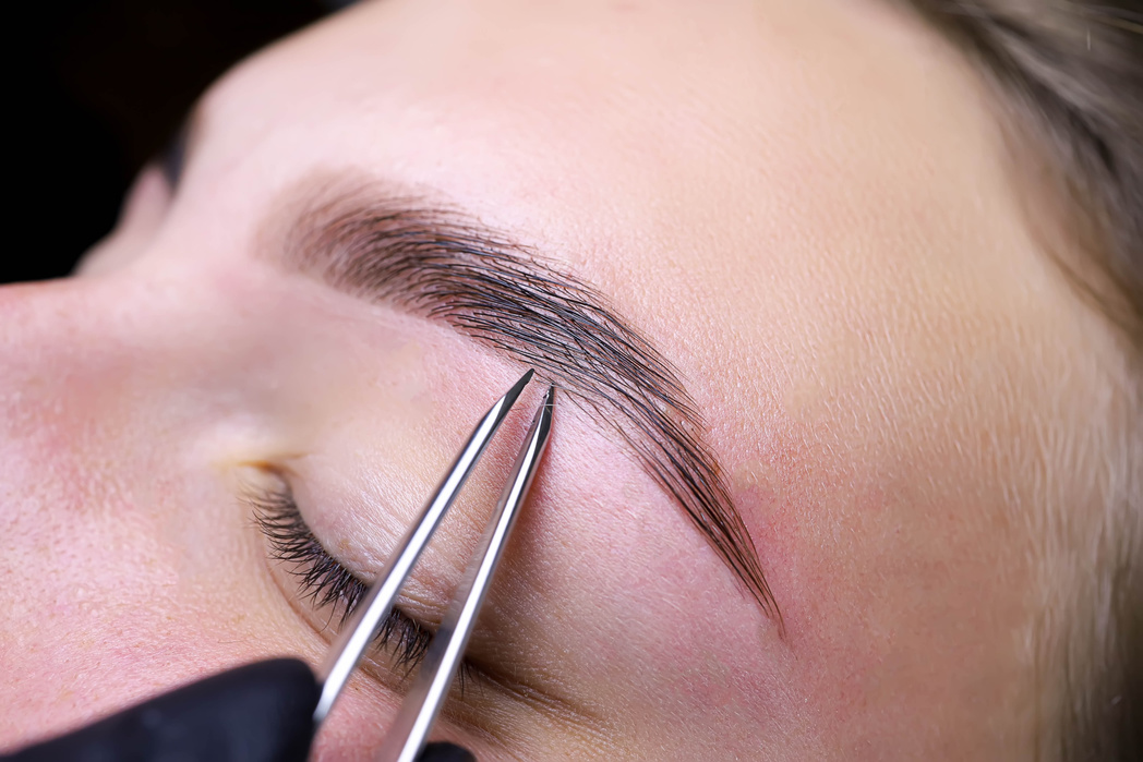 removal of hairs in the eyebrows with tweezers after dyeing